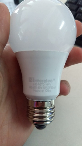 Imagen 4 de 10 de Lampara Led Con Fotocélula 10w E27 Luz Fría 220v Interelec