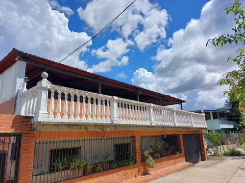 Casa Con Terreno Y Hermoso Paisaje Y Terraza En Zona Tranquila (hoyo De La Puerta), Clima De Montaña. Consta De Anexo Independiente De Aprox. 65 Mts²