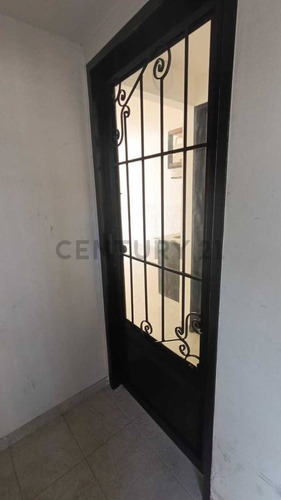 Ph En Venta Castelar Con Patio Y Cochera Apto Prefesional Y Apto Credito.