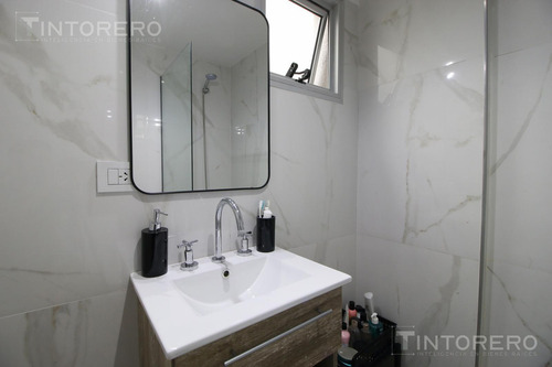 Departamento En Venta De 4 Ambientes Con Balcón Aterrazado Y 3 Cocheras Cubiertas En Morón.