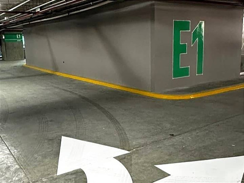 Piso De Oficina En Centro Empresarial La Esmeralda, Campo Alegre