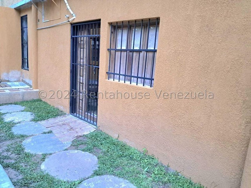 Julio Latouche 24-20805 Hermosa Casa En Alquiler Colinas De Guataparo Valencia, Amplias Áreas Verdes, Tanque De Agua 10.000 Lts.
