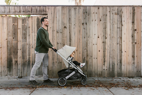 Carrinho de passeio Uppababy Cruz V2 bege com chassi prateado