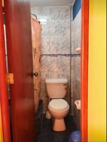 Dormitorio Con Baño Compartido Con Un Inquilino. Puerta Directo A Calle. A 1 Cuadra De Municipalidad Chorrillos. A 3 Cuadras De Estación Inicial De Metropolitano