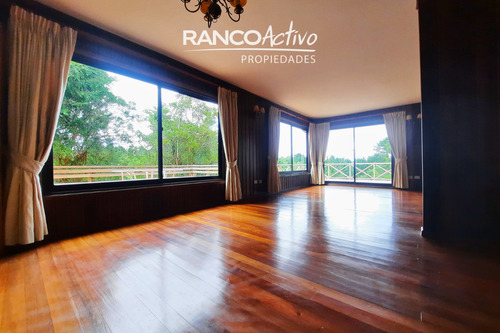 Hermosa Casa Con Amplios Espacios Y Entorno Natural. 4d, 3b