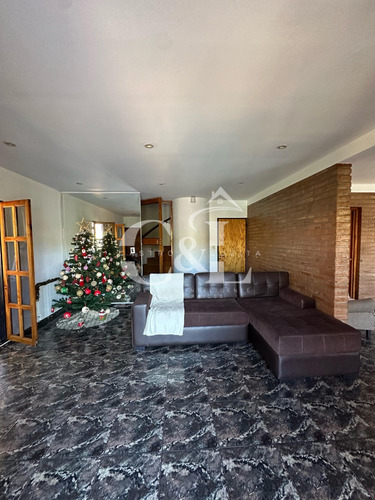 Importante Propiedad De 5 Dormitorios Con Piscina En Villa Del Lago, Villa Carlos Paz