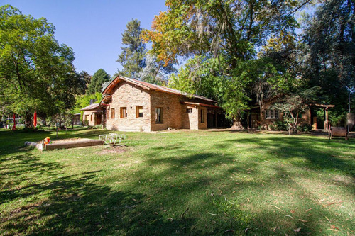 Espectacular Casa En Una Planta Sobre Importante Lote De 1900m2 En Belen De Escobar.