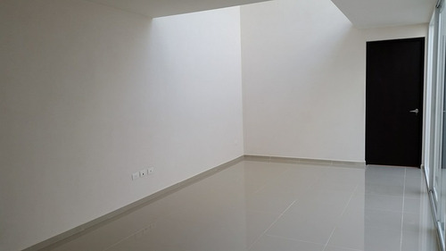 Casa Misión San Joaquín, Atrás De Plaza Constituyentes, 3 Recámaras, Recámara Con Baño En Planta Baja Y Recámara Principal Con Vestidor