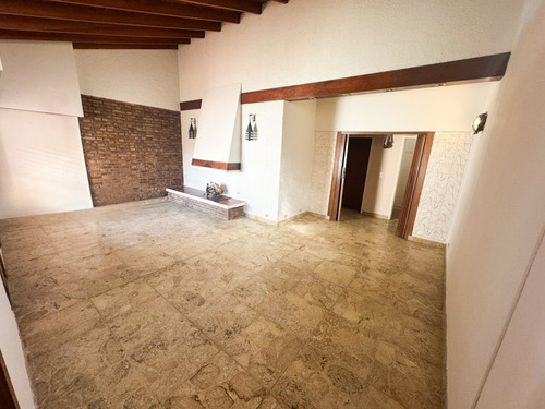Casa 4 Ambientes Con Garage, Jardín Amplio Y Terraza