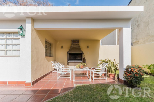 Cálida Casa En Lomas De Zamora Con Diseño Funcional Y Entorno Privilegiado