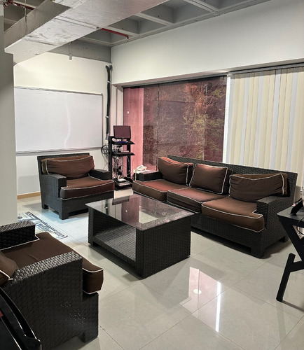 Local Comercial Con Mezzanina Y Terraza De 220 Mt2. Ar