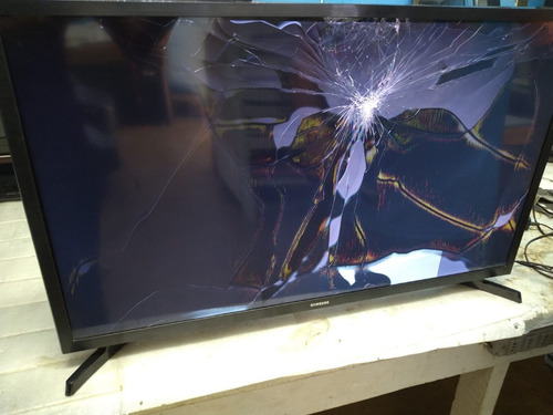 Imagem 1 de 2 de Smart Tv Samsung Lh32benelga/zd Led Hd 32 C/ Tela Quebrada.