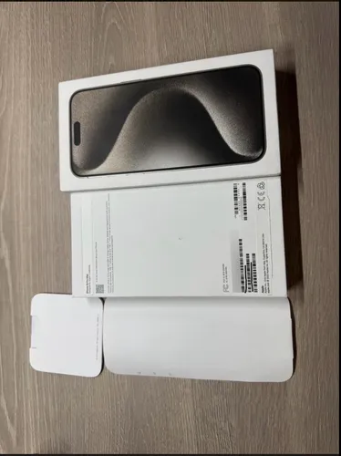 iPhone 15 Pro Max Con AirPods 3 Gen Magsafe Versión (Usado)
