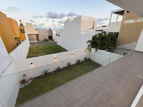 Lomas Residencial Casa Nueva 3 Recámaras Cada Una Con Baño, Jardín Y Terraza, Lista Para Estrenar.