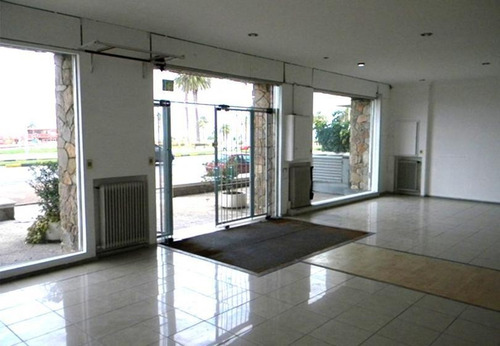 Local Comercial En La Rambla De Pocitos Con Renta