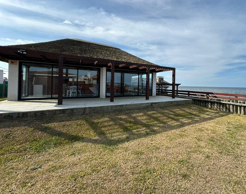 Inmobiliaria Costa Azul Vendea Casa De 2 Dormitorio Y 3 Baños En Zona De Costa Azul Con Excelente Vista Al Mar