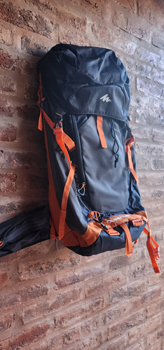 Mochila Trekking Quechua Forclaz 40 Air Plus. Decathlon Azul Oscuro Liso (Usado)
