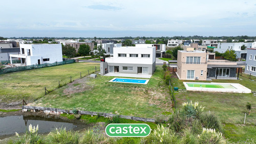 Casa A La Venta Con Salida A Laguna En El Cantón, Escobar