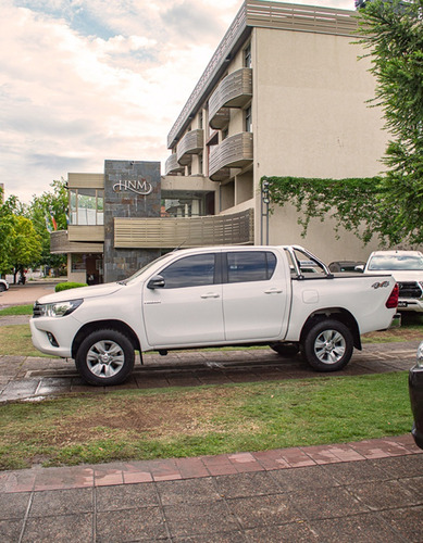 Imagen 4 de 21 de Toyota Hilux 2.8 Sr 4x4 2016