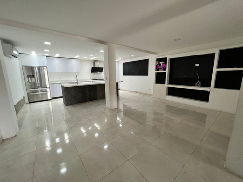 Imagen 1 de 9 de Bello Townhouse En San Diego Con Pozo