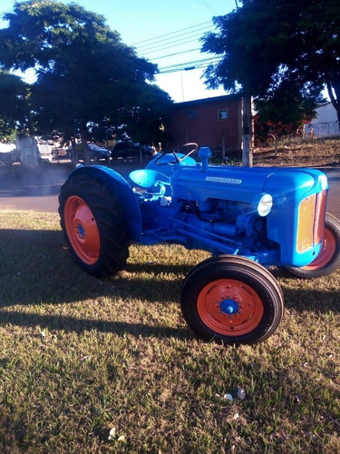 Trator Ford Dexta Antigo