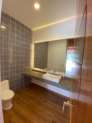 Renta Casa En La Peña, Valle De Bravo Acceso Al Lago Con Muelle Propio Completamente Amueblada, Gimnasio, Alberca Climatizada, Áreas Verdes, Jacuzzi, Ascensor, Estacionamiento