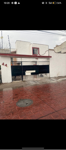 Casa De 2 Pisos,3 Recámaras,1 Cuarto De Servicio Zona Centro Querétaro. No Aceptamos Créditos