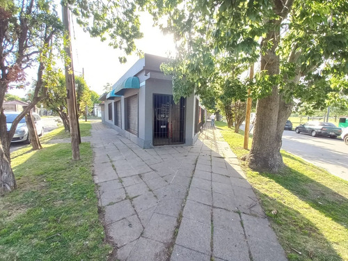Casa + Local En Ubicación Estratégica Frente A Polideportivo