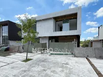Comprar Casa En Venta De 4 Suites, Con Amarra Y Salida Al Río Luján En El Yacht, Nordelta
