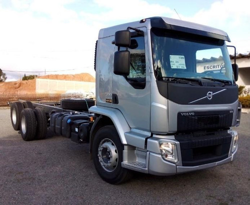 Imagem 1 de 10 de Volvo Vm 330 6x2 2021/2021 Prata