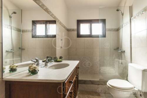 Punta Del Este, Chalet En Pinares, A Pasos Del Mar, 4 Dormitorios .- Ref: 41775