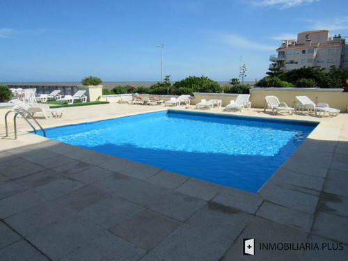 Venta De Apartamento En La Península Frente Al Mar Con Vista Y Terraza C928