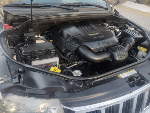 Jeep Grand Cherokee Laredo V6 4x2 At