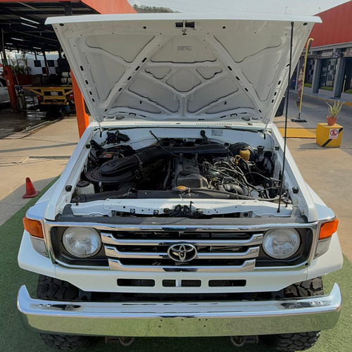 Toyota Land Cruiser Long Van Machito