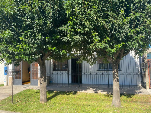 Casa En Venta 2 Dormitorios Y Parque. La Plata
