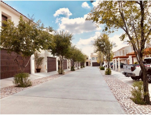 Imagen 2 de 14 de Venta De Casa Estilo Contemporánea El Refugio Ycc