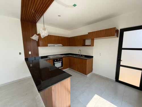 Estrena Casa Con Recámara En Planta Baja, Amplios Espacion 3 Recámaras Cada Una Con Baño. Casa Club Con Alberca.