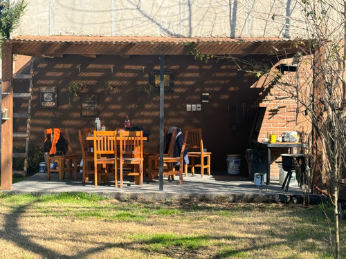 Venta Casa Dos Plantas Piscina Y Quincho Barrio El Trebol - Oportunidad