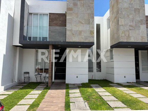 Casa En Venta En Privada De 3 Habitaciones Con Amenidades En San Isidro Juriquilla
