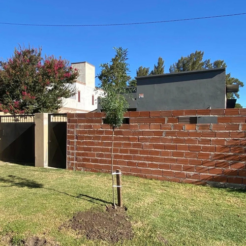 Casa A La Venta En Calle Ecuador 540 (barrio Las Violetas)