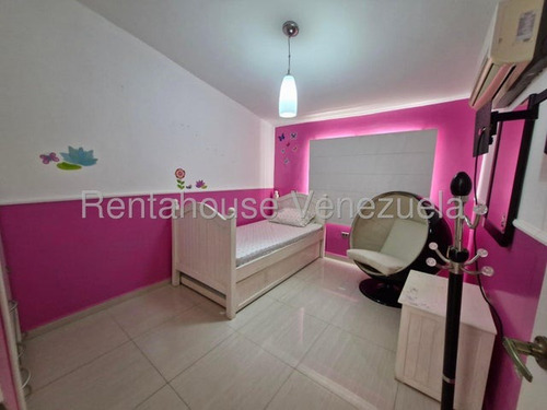 Jip 25-20572. Rentahouse Alquila Encantador Townhouse De 160 Mts2, 4 Hab., 3 Salas De Baños, 2 P/e. Excelente Ubicacion. En Urb. Los Andes, La Victoria.