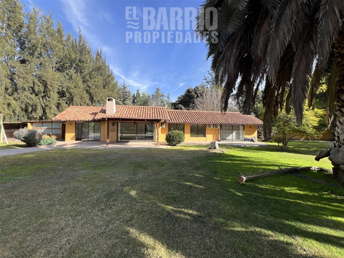Casa En Venta En Chicureo, A Pasos Del Colegio Santa Cruz