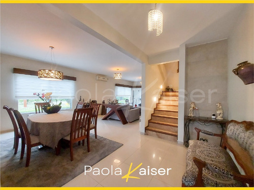 Imagen 3 de 19 de Linda Casa En Venta, 4 Dormitorios, Condominio Jardines Del Urubo