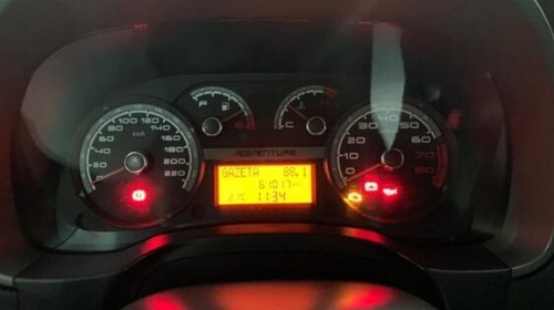 Imagem 8 de 9 de Fiat Idea Adventure 1.8 16v E.torq (flex) 2015/2016 Preta