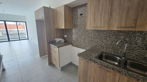 Apartamento En Alquiler En Evaristo Morales, Santo Domingo, 2 Habitaciones, Torre Moderna Con Área Social