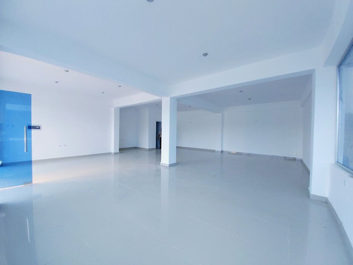 Local En Alquiler En Av. Barceló, Bávaro, Punta Cana, 90m2.