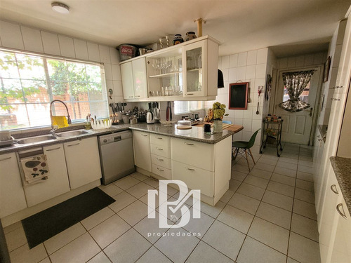 Casa En Venta De 5 Dorm. En Lo Barnechea