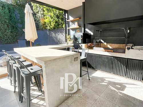 Casa En Venta De 3 Dorm. En Lo Barnechea
