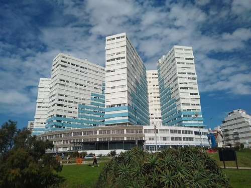Cabo Corrientes. Edificio Frente Al Mar. Pileta Climatizada Y Gimnasio. Muy Luminoso