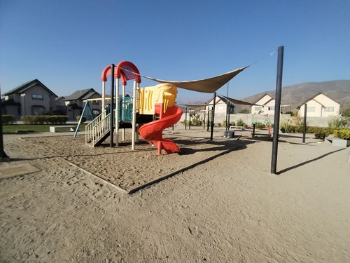 Casa En Arriendo, Las Tranqueras De Chicureo. (a57).
